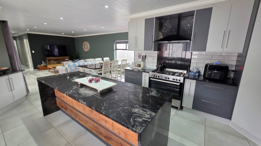 4 Bedroom Property for Sale in Monte Christo Western Cape